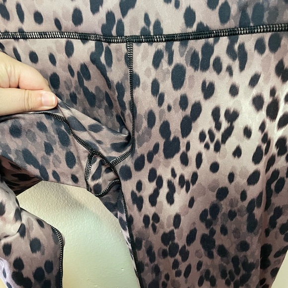✨Fabletics Leopard Print Leggings Size M #A1 - Picture 3 of 7